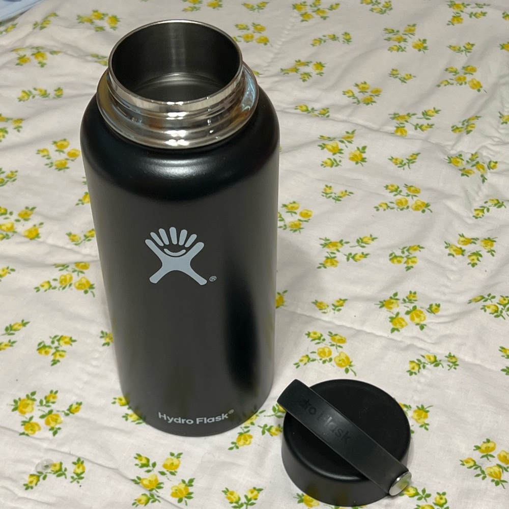 Hydro Flask Black Water Bottle